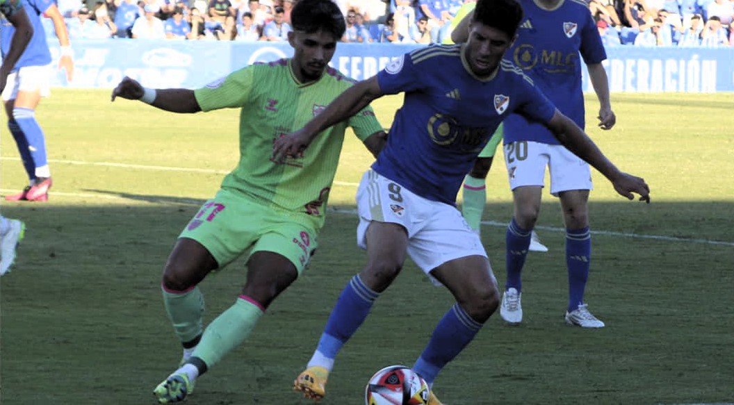 Pepe Mena controla la pelota presionado por un contrario. Foto: Linares Deportivo